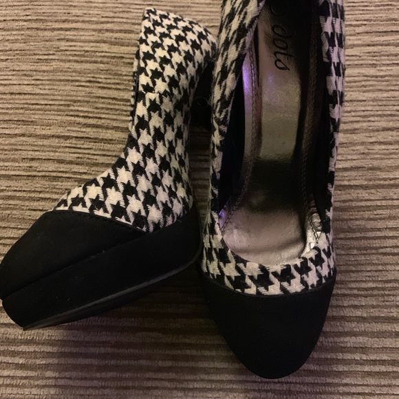 Black and White checkered heels. - Picture 2 of 2
